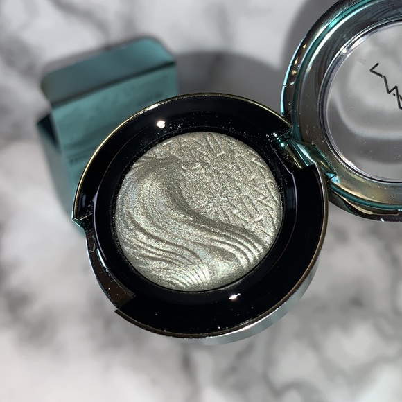 SILVER SUN Alluring Aquatic Extra Dimension Eyeshadow Collection MAC - Picture 4 of 16